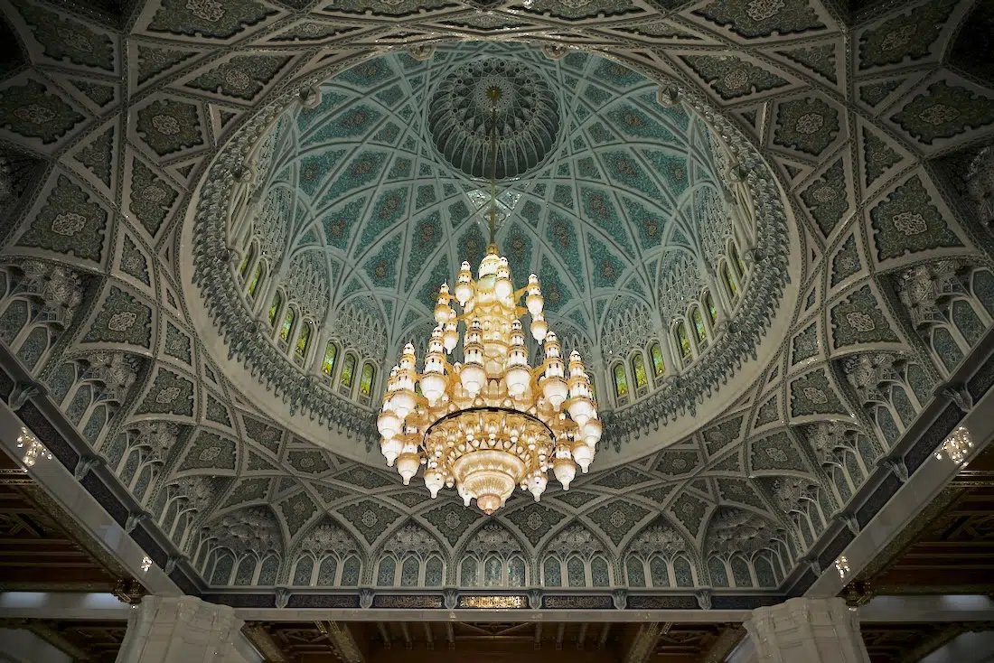 Der Kronleuchter Große-Sultan-Qaboos Moschee