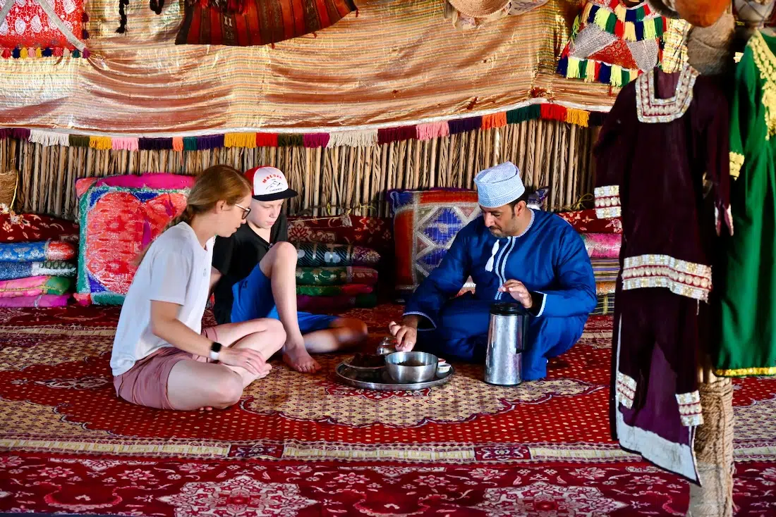 Es gibt Datteln und arabischen Kaffee in der Wüste bei Beduinen