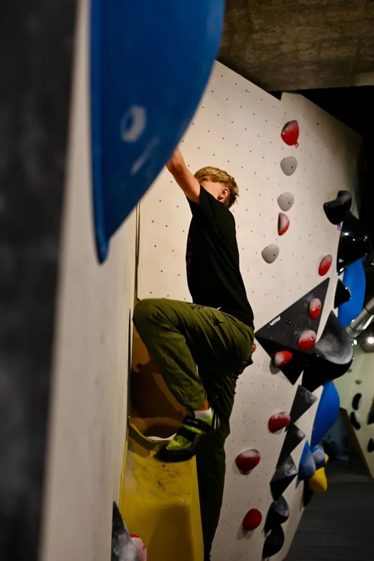 Flo klettert in der Boulderhalle