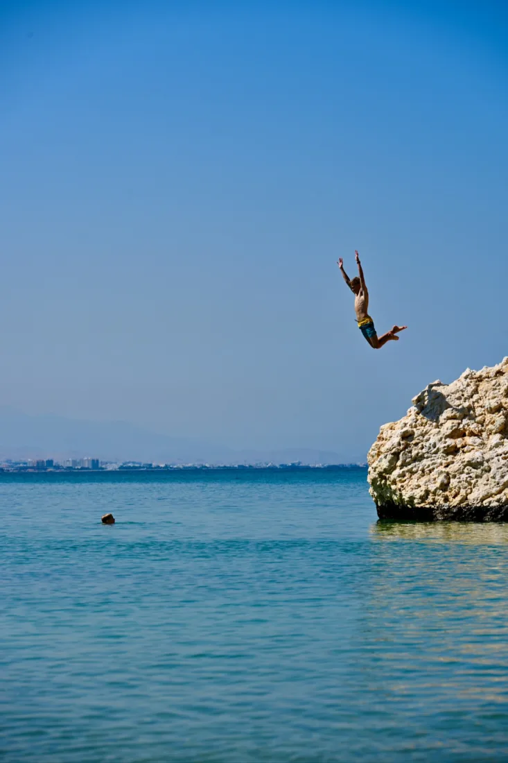 Flo springt im Oman ins Meer