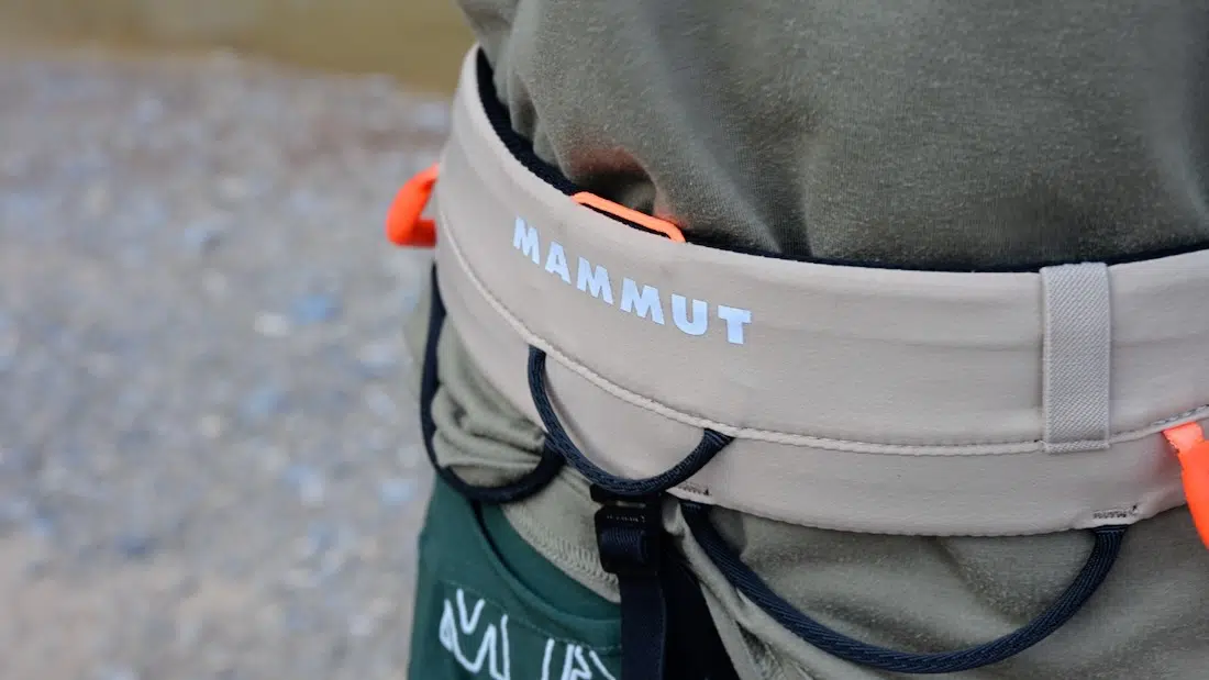 Flo trägt den Klettergurt von Mammut