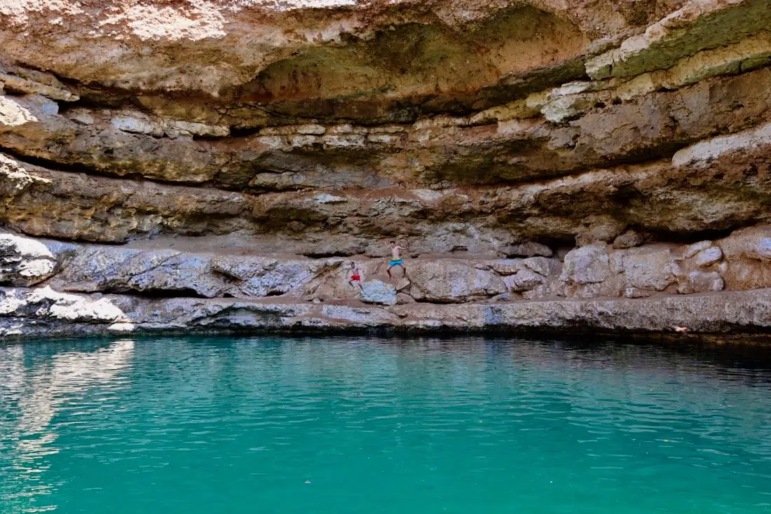 Flo und Ben springen ins Bimmah Sinkhole im Oman