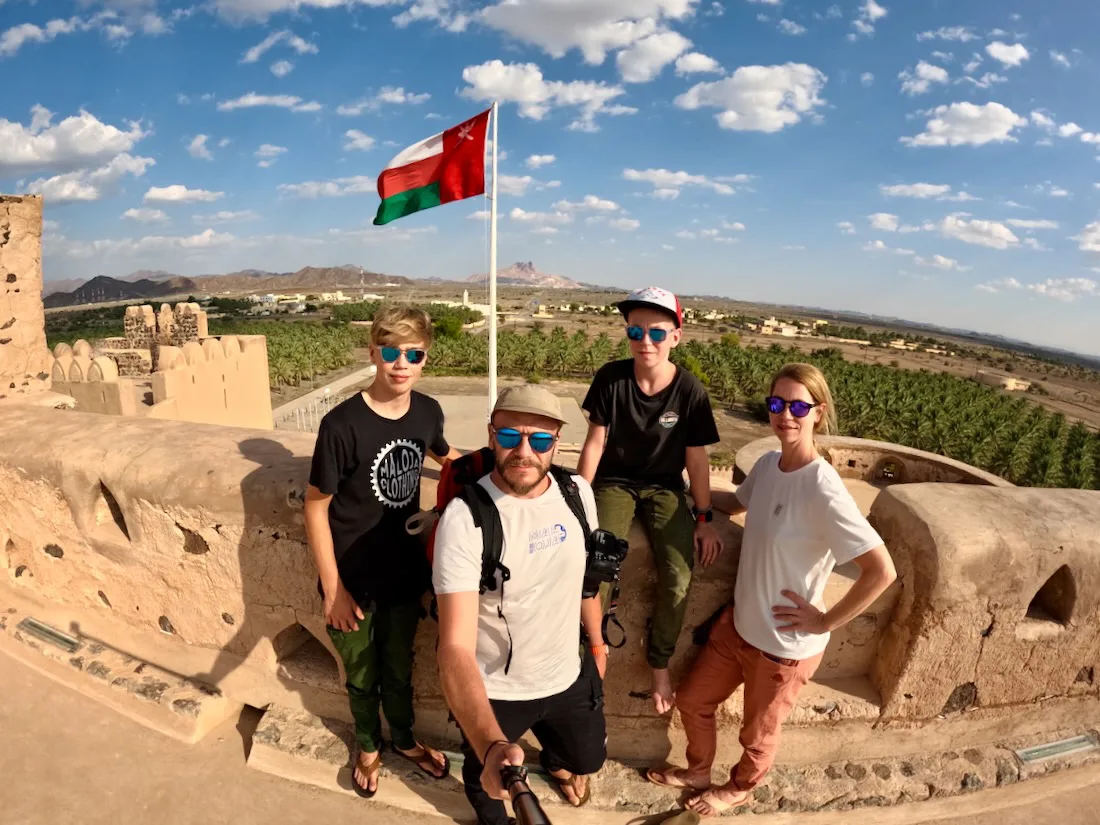 Fravely auf dem Dach der Festung Jabrin in Oman