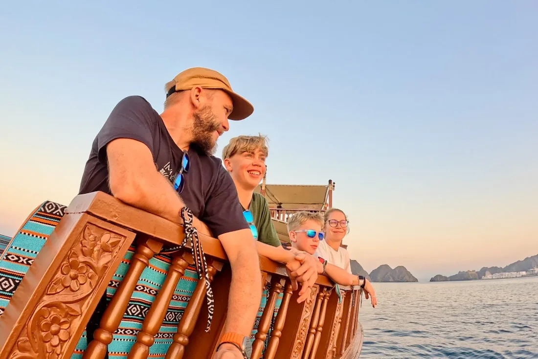 Fravely auf dem Dhow Boot beim Sonnenuntergang im Oman
