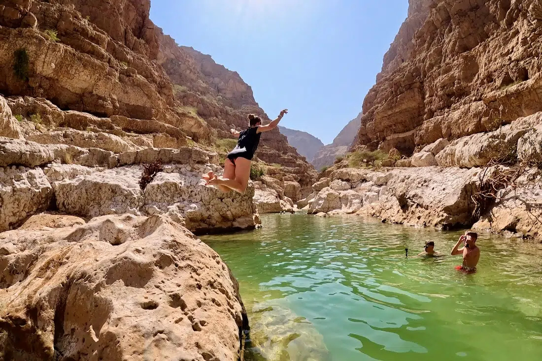 Melanei springt ins Wasser in Oman