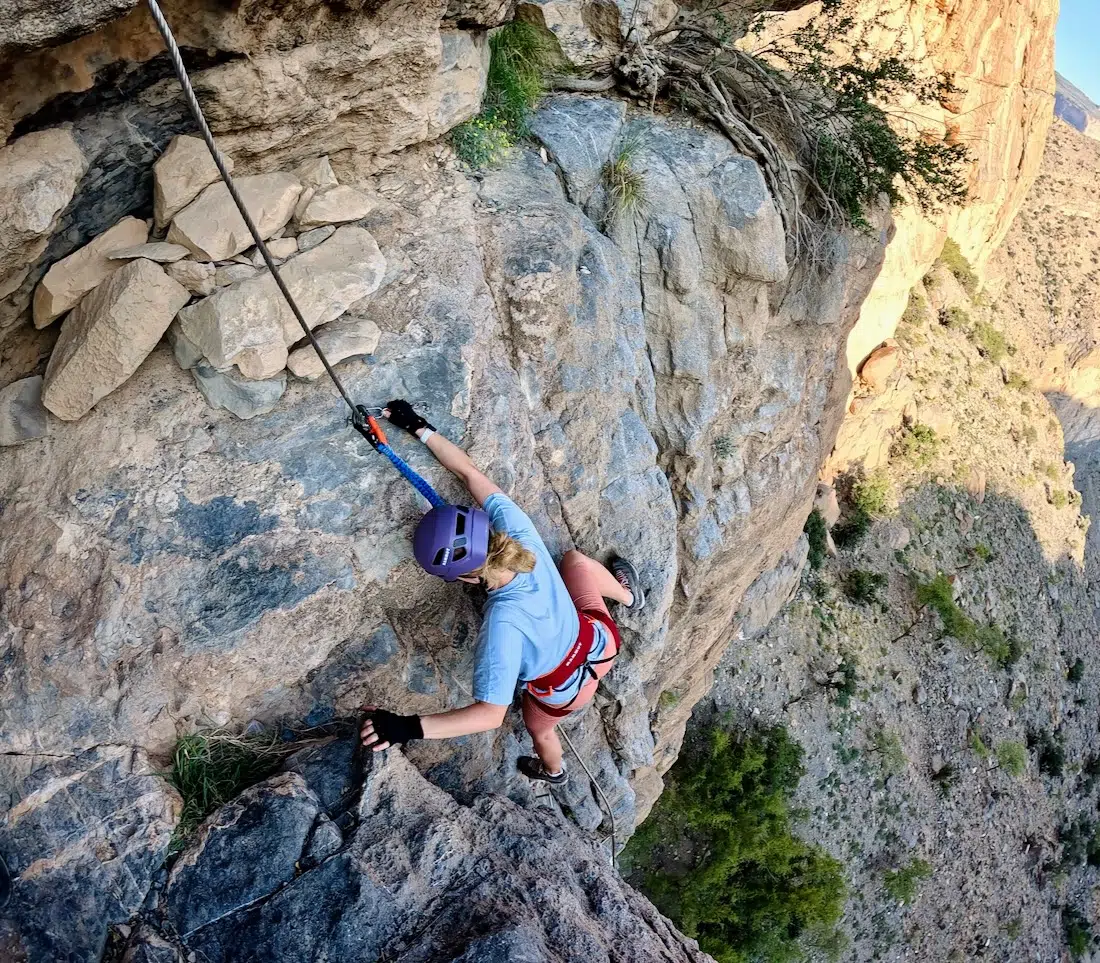 Melanie auf dem Jebel Shams Klettersteig am Balcony Walk