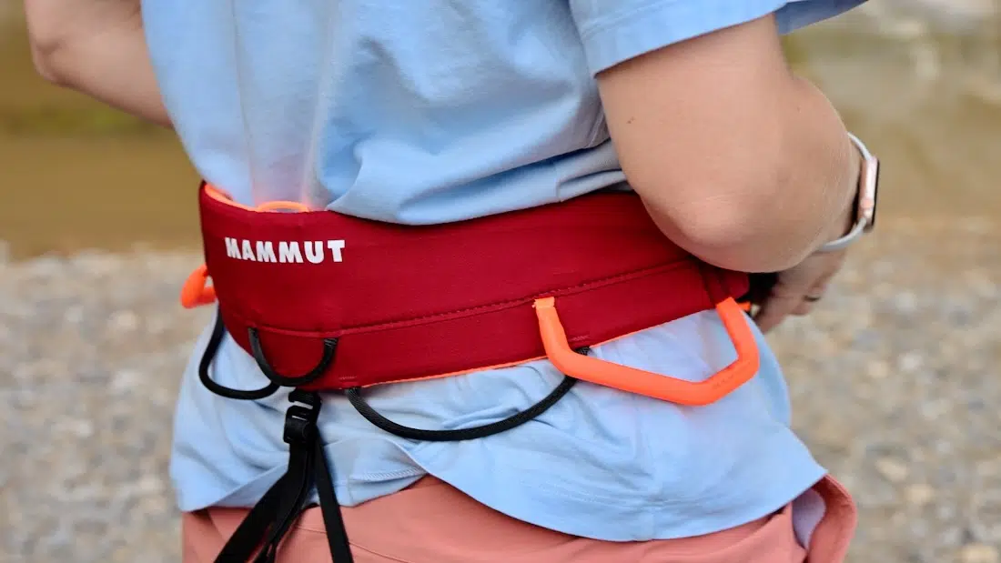 Melanie trägt den Klettergurt von Mammut