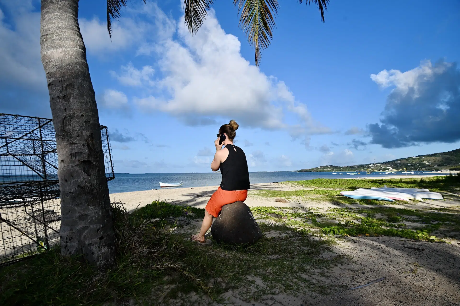 Melanie telefoniert mit eSIM am Strand vom C Mourouk Rodrigues