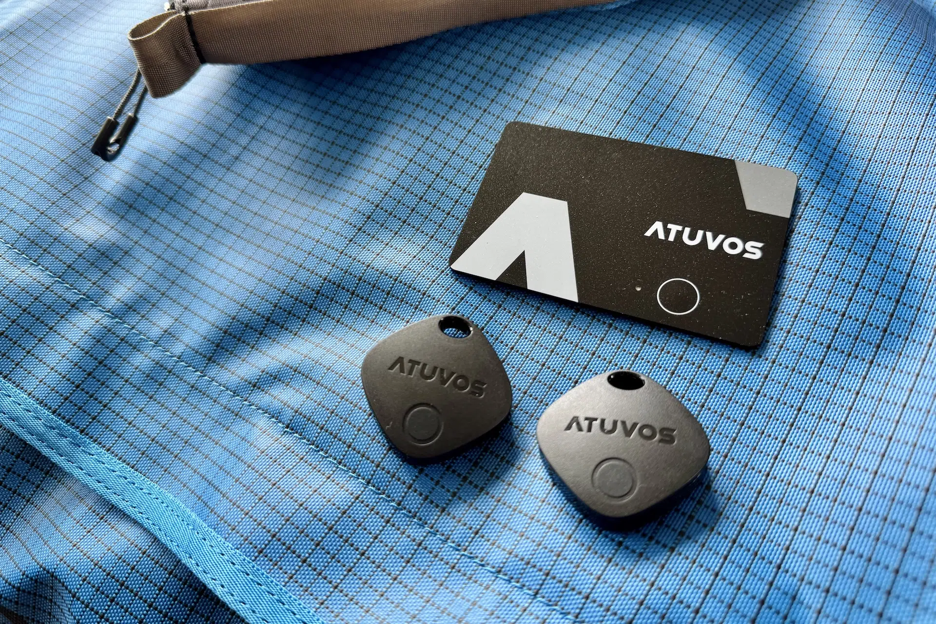 Sicher reisen mit den ATUVOS Trackern im Koffer – Unsere smarte Alternative zu Apple AirTags