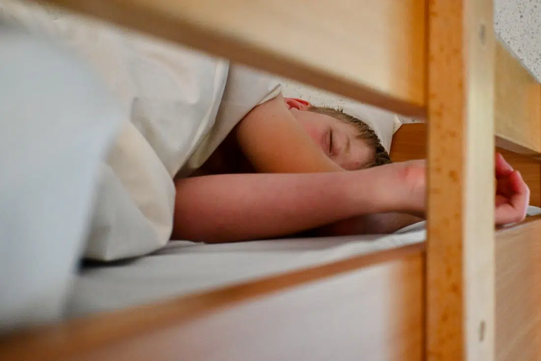 Ben im Bett in der Jugenherberge Bad Schandau