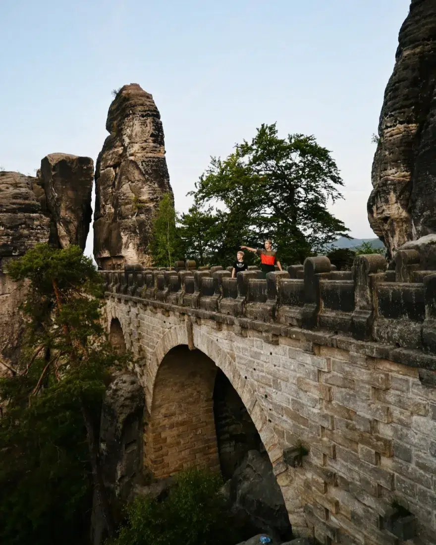 Ben und Flo laufen über die Bastei Brücke