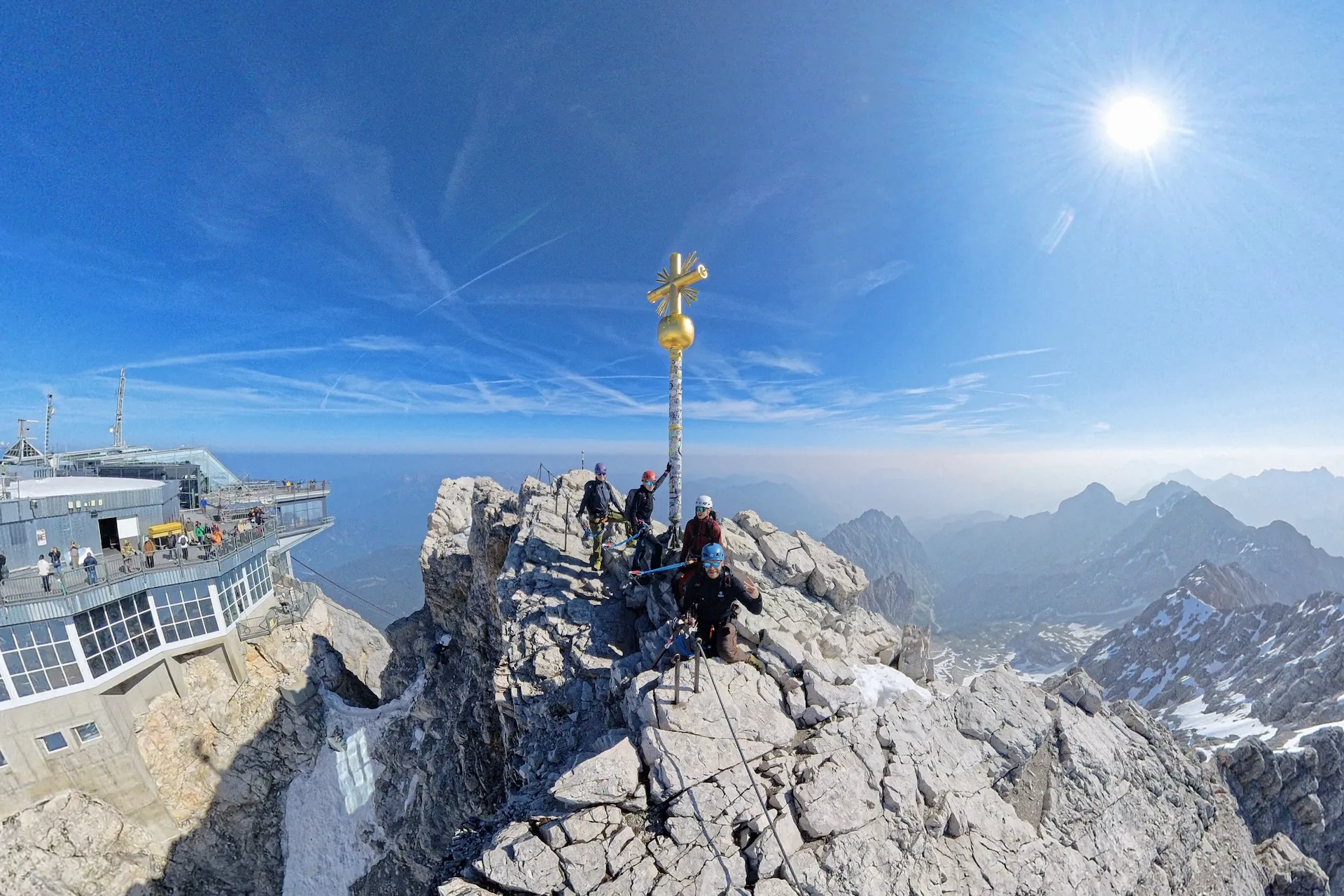 Die letzten Meter zur Zugspitze sind gefährlich - Darum gibt es jetzt ein zweites Gipfelkreuz