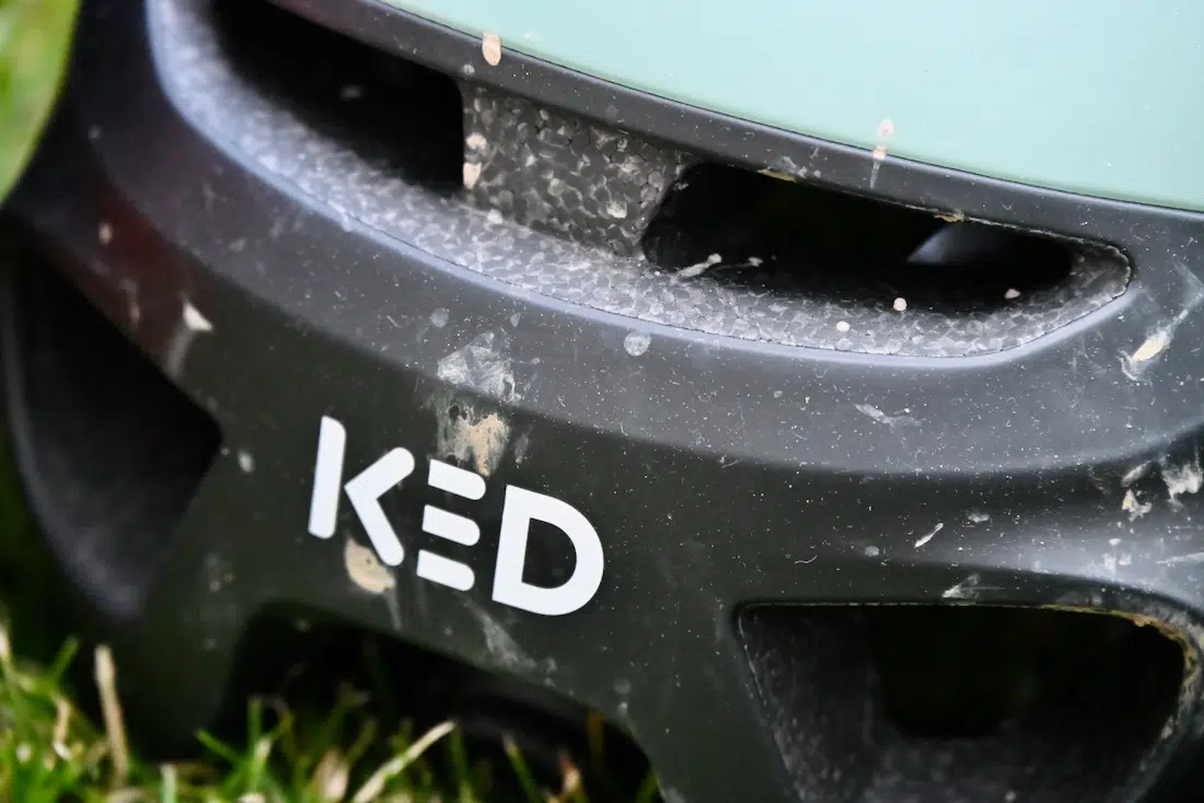 Ein KED Helm mit Schmutz