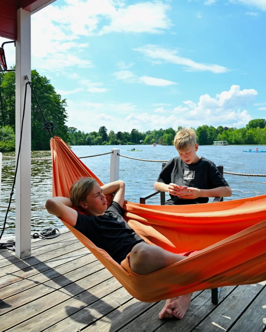 Flo in der Hängematte spielt mit Ben auf dem BunBo Karten
