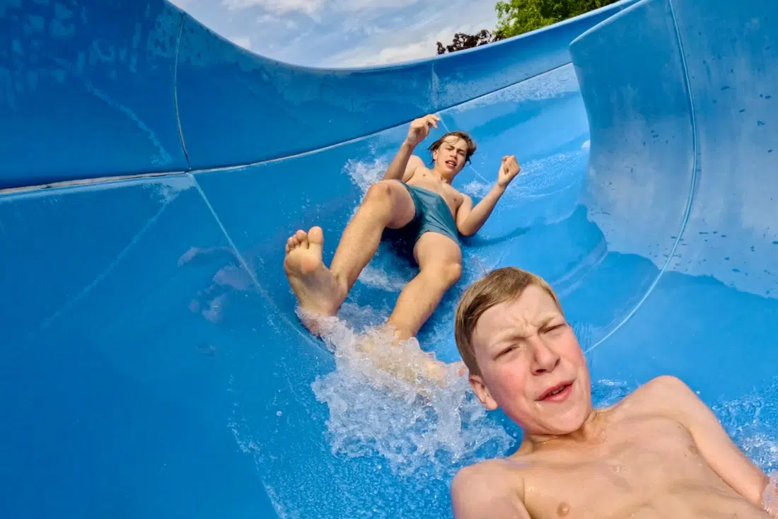 Flo und Ben in der Rutsche des Nixenbad Strehla