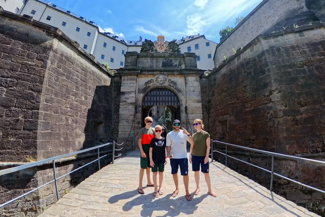 Fravely am Eingang der Festung Königstein