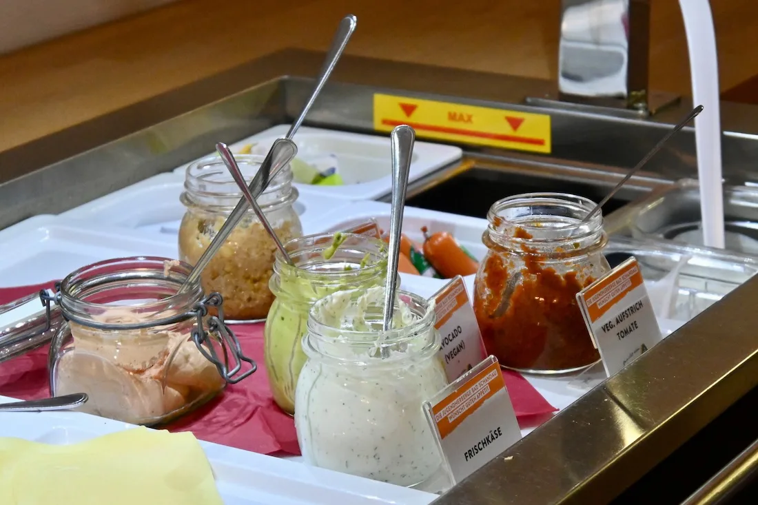 Frühstücksbufett in der Jugendherberge Bad Schandau