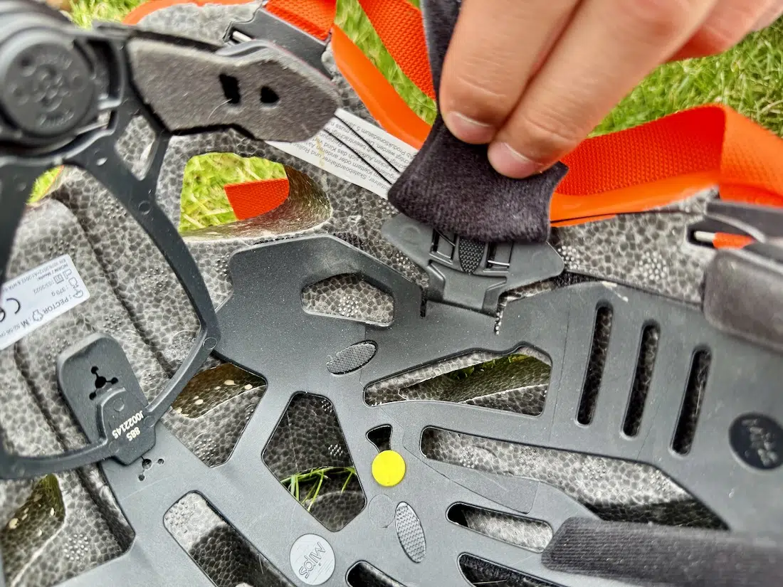 Innenpads des Helms werden vorsichtig gelöst