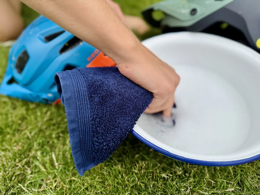 Milde Seifenlauge zum putzen der Fahrradhelme