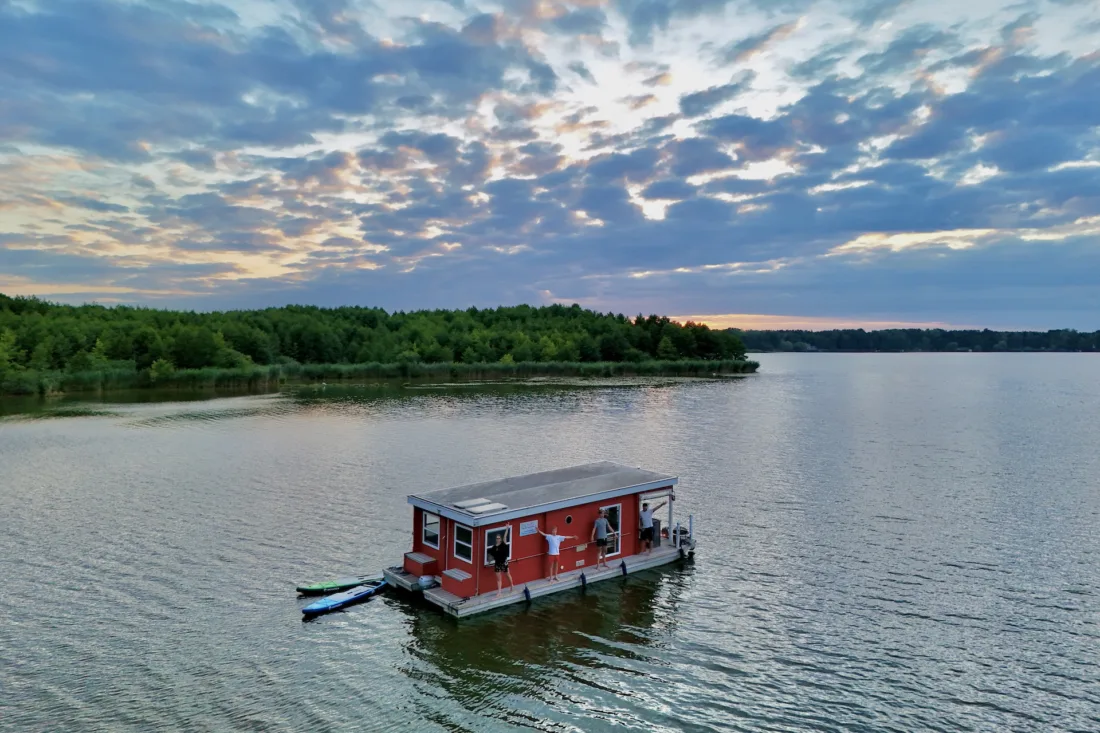 Mit dem BunBo - Das BungalowBoot mit der Familie auf den Gewässern von Brandenburg unterwegs