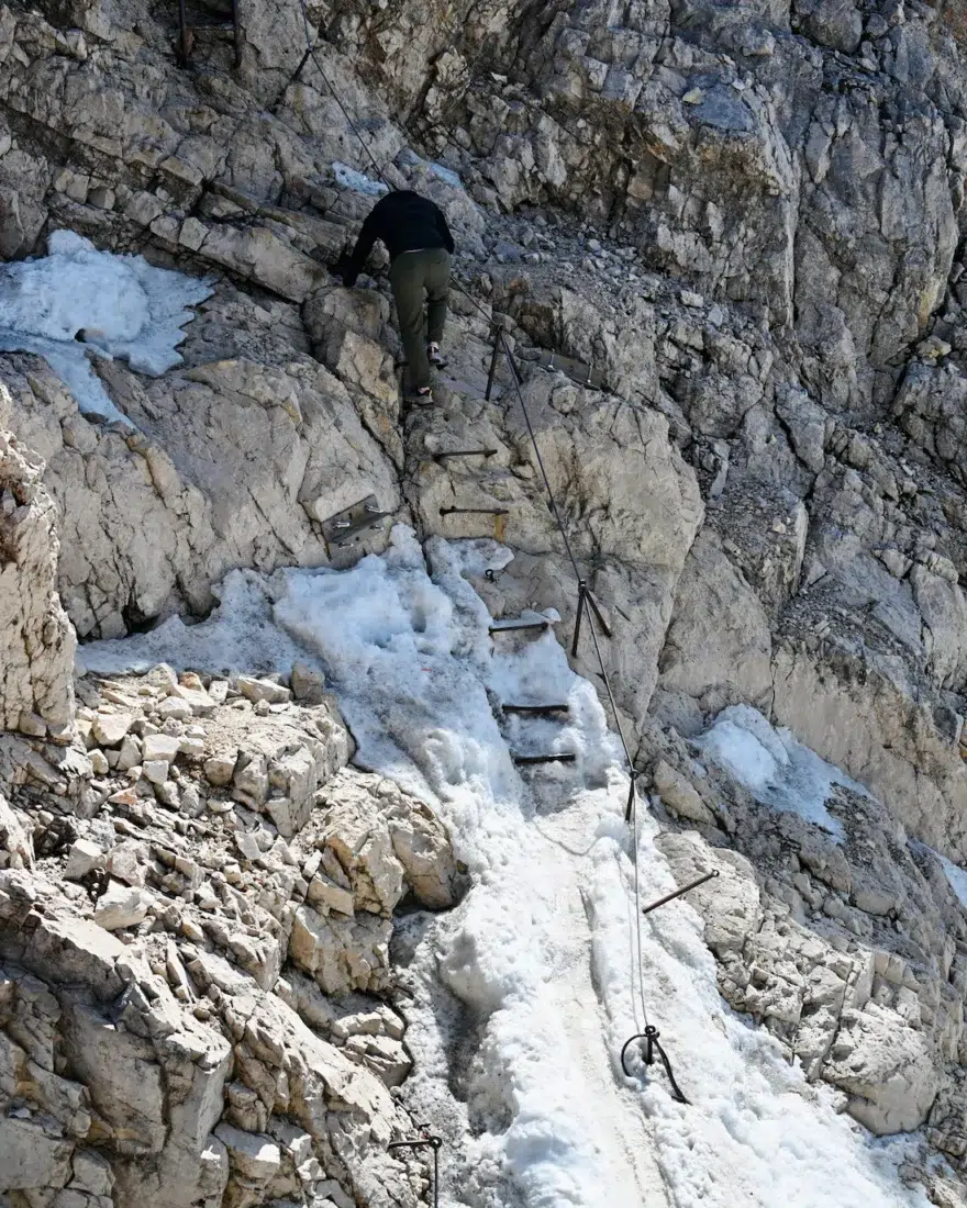 Tourist ohne Bergausrüstung an der Zugspitze