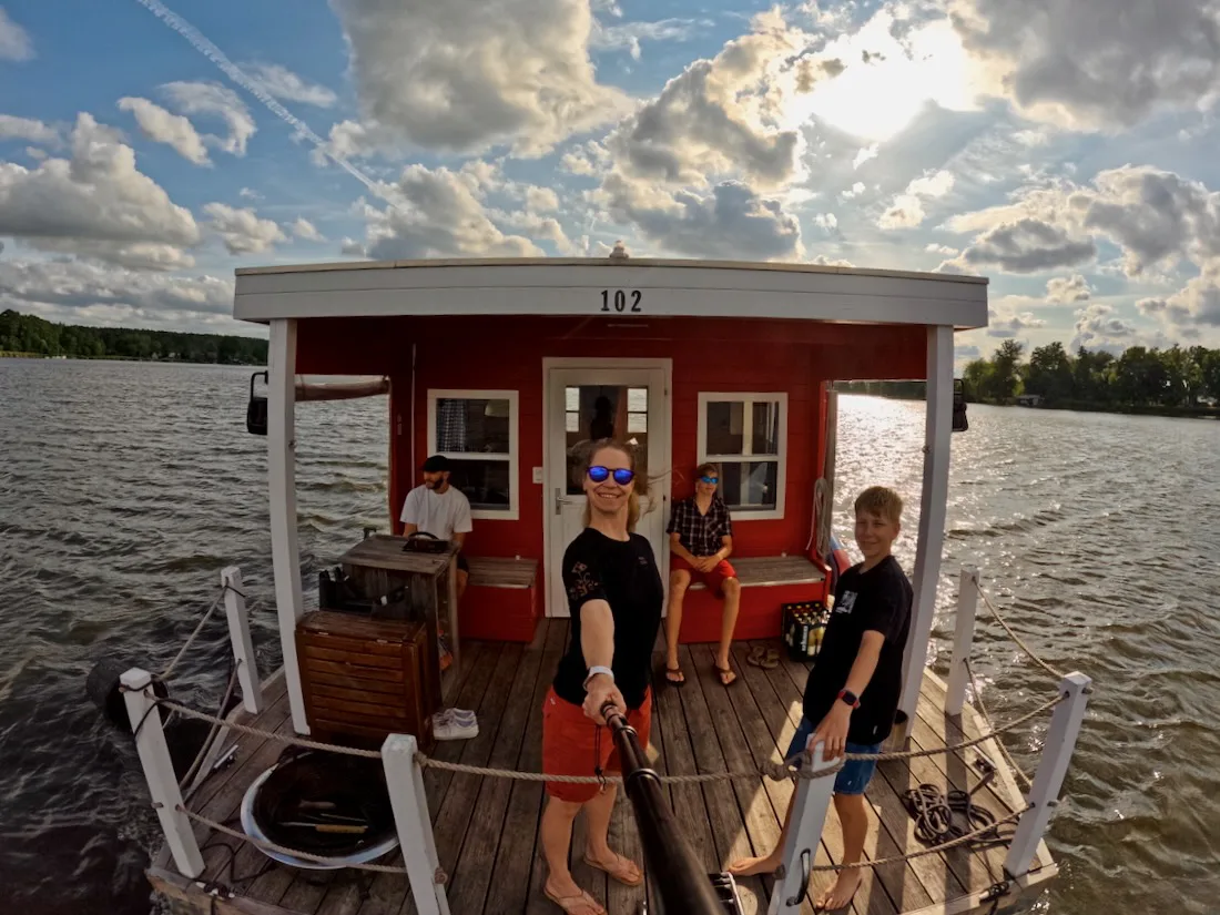 fravely auf der Terasse vom Bungalow Boot