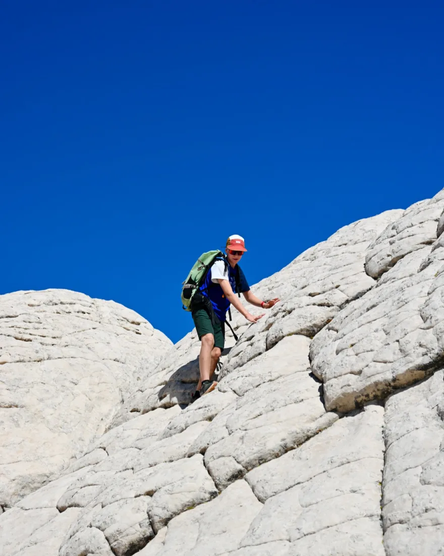 Ben klettert in den weißen Felsen des White pocket