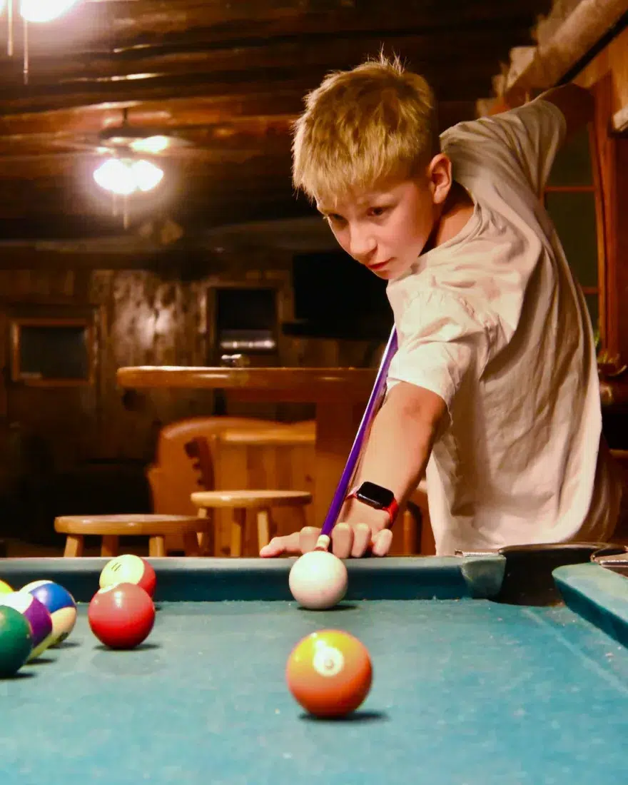 Ben spielt Billiard in Lees Ferry Lodge