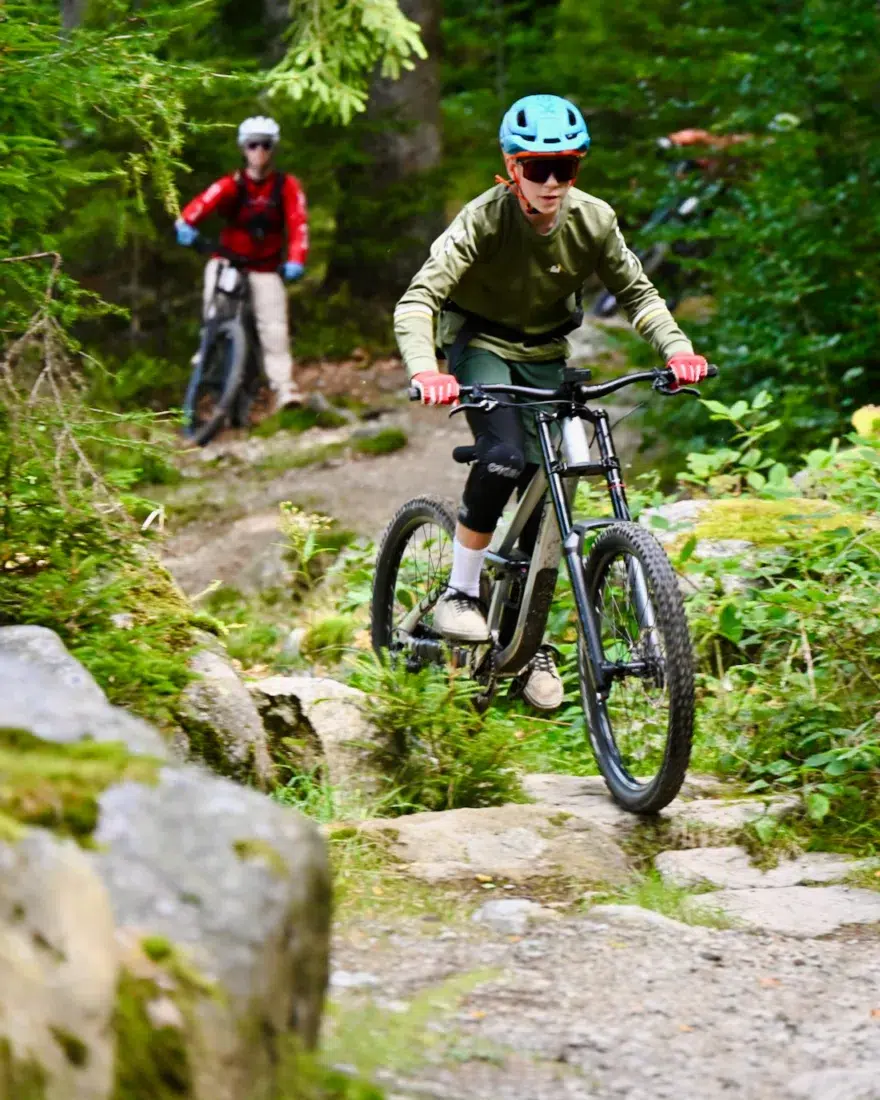 Ben überwindet die Felsen mit dem Trailbike am Ochsenkopf