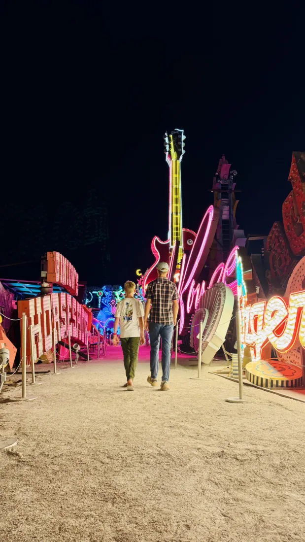 Ben und Flo laufen durch das Neon Museum Las Begas