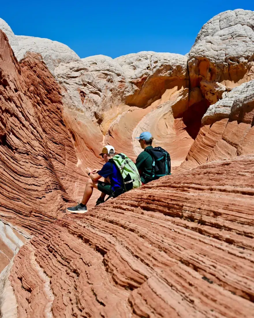 Ben und Flo sitzen im White Pocket im Vermilion Cliffs National Monument