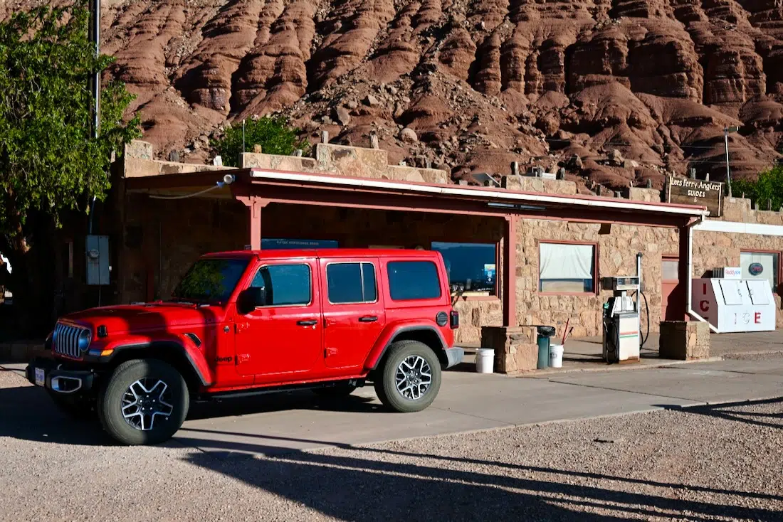 Den Jeep volltanken am Vermilion Cliffs National Monument