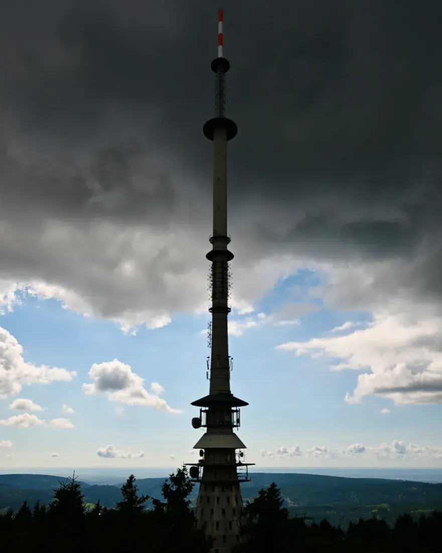 Der Sendeturm in den Wolken auf dem Ochsenkopf