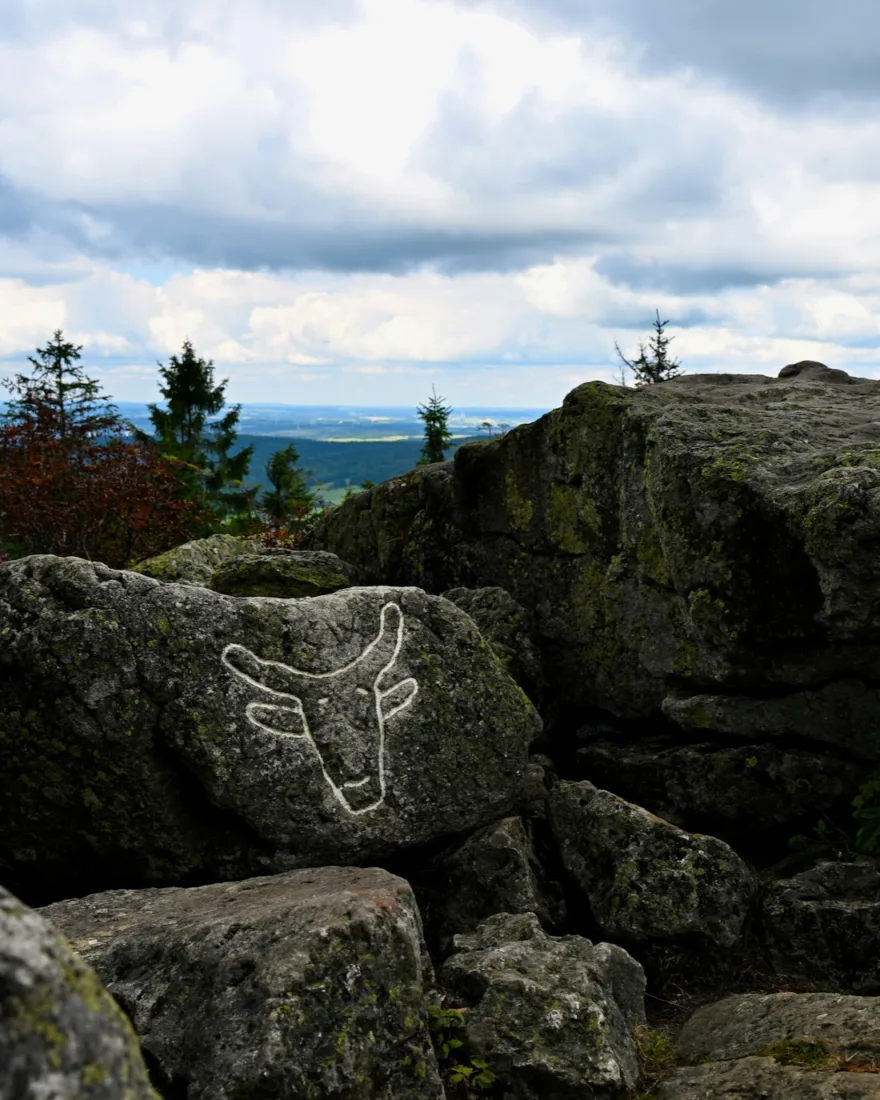 Der eingemeißelte Ochsenkopf im Fichtelgebirge