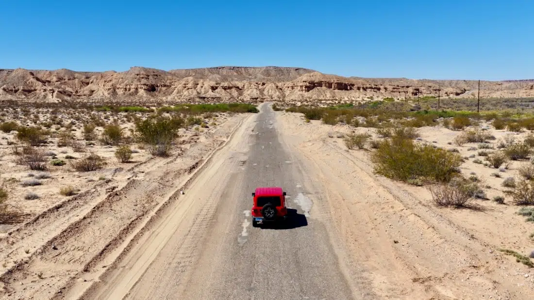 Die Straße führt in den im Gold Butte Monument Valley