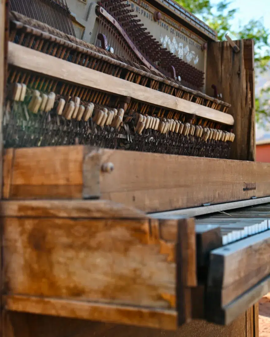 Ein altes Klavier in Lees Ferry Lodge
