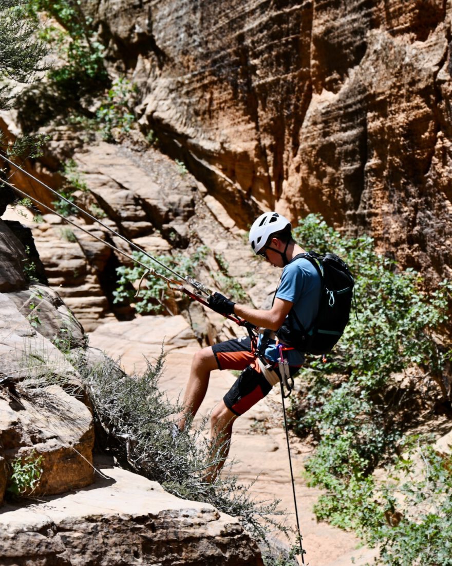 Flo seilt sich im Water Canyon im Zion ab in Utah