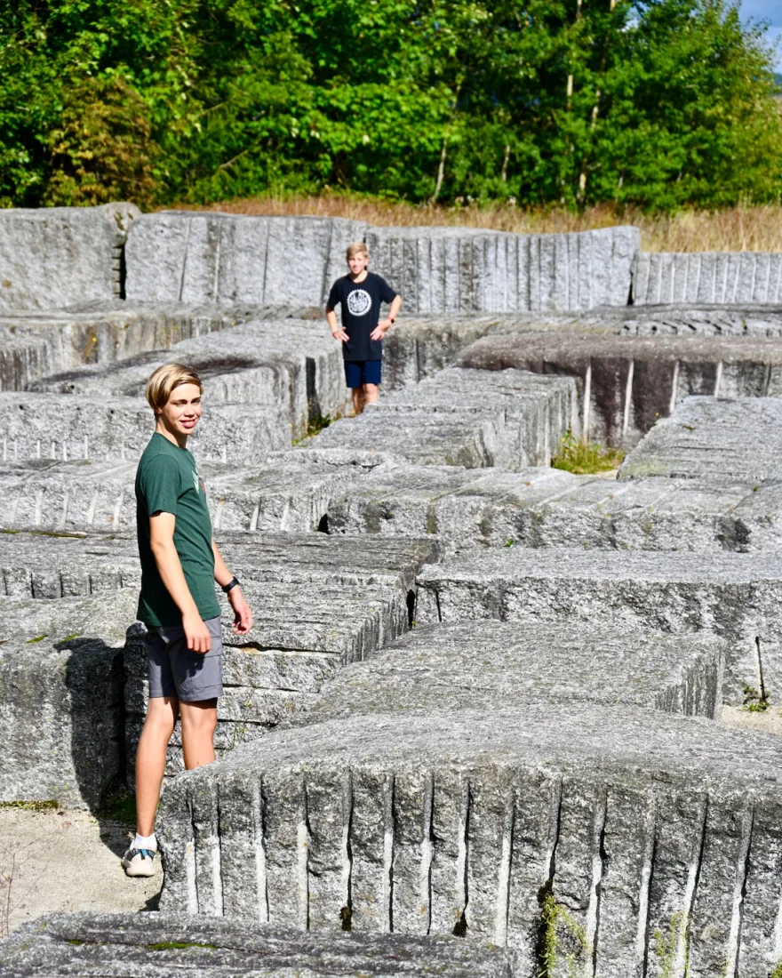 Flo und Ben im Granit Labyrinth