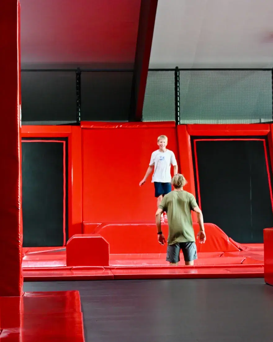 Flo und Ben springen im Jump & Climp in Hof