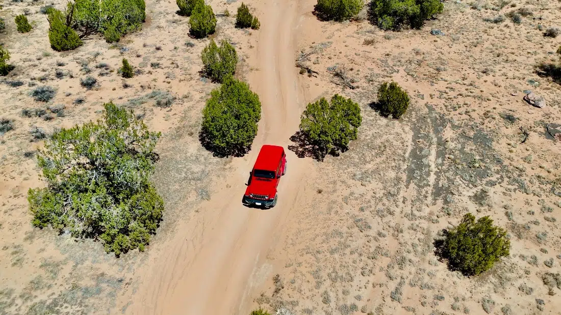 Mit dem Jeep durch den sandigen Weg zum White Pocket in Arizona