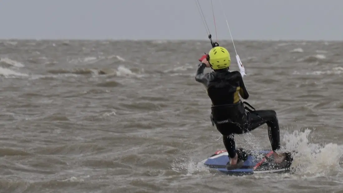 Ben beim Kitesurfen auf Butjadingen an der Nordsee