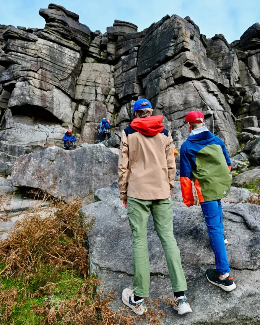 Flo und Ben schauen neidisch auf die Kletterer