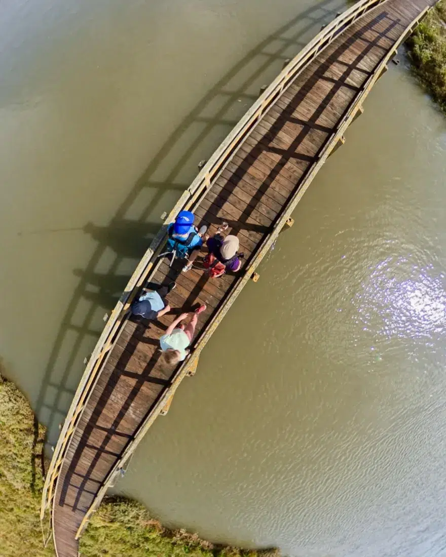 Fravely auf dem Holzsteg im Langwarder Groden