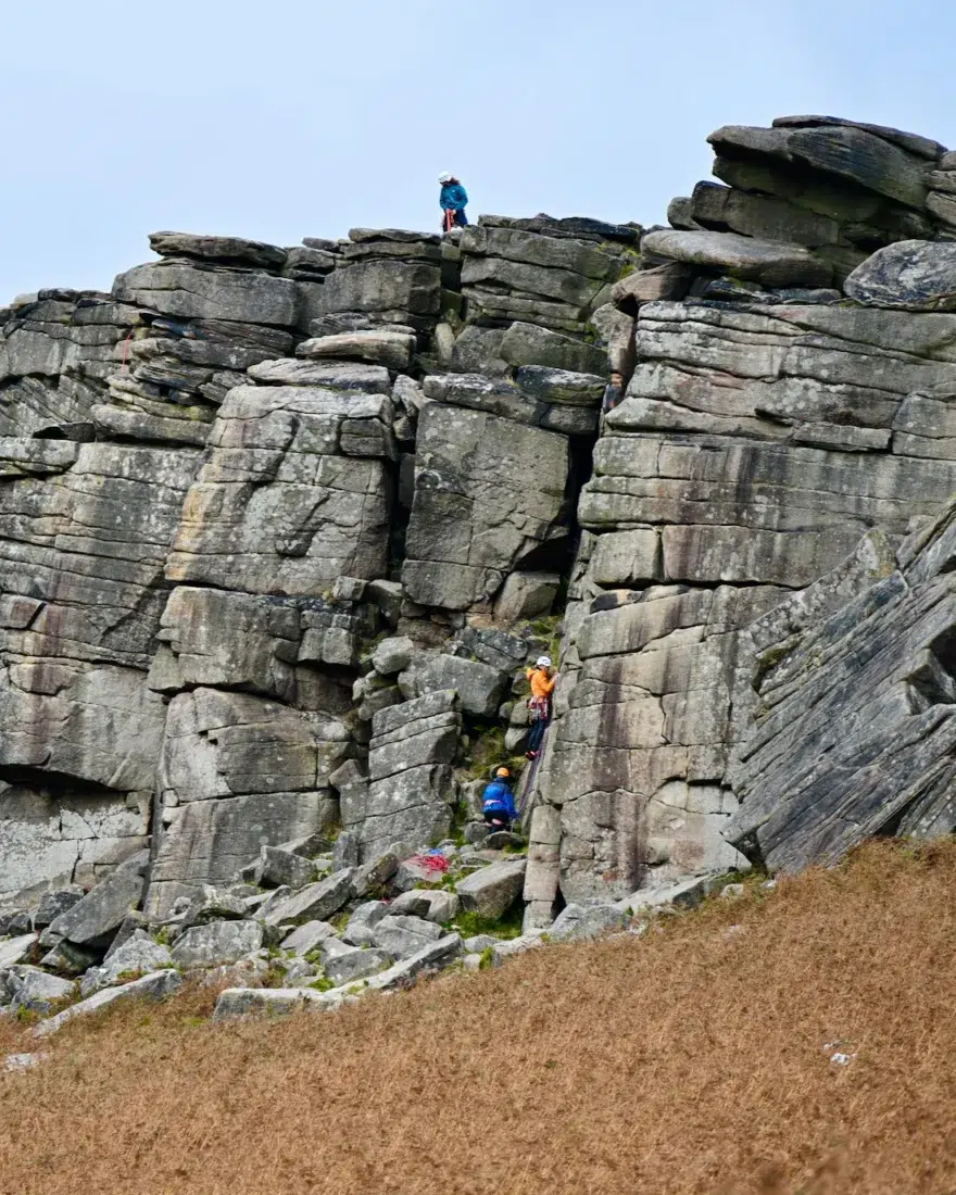 Kletterer am Stanage Edge im Peak District