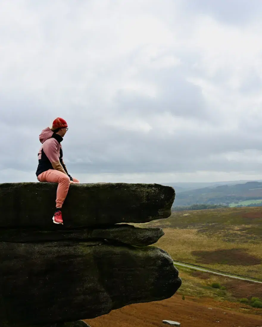 Melanie auf den Felsen des Stanage Edge