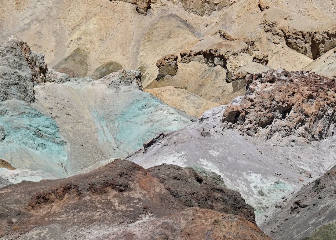 Artists Palet Blick auf türkis-farbene Steine