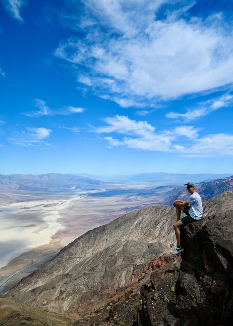 Flo bei Dantes View blickt auf Salzsee in Death Valley