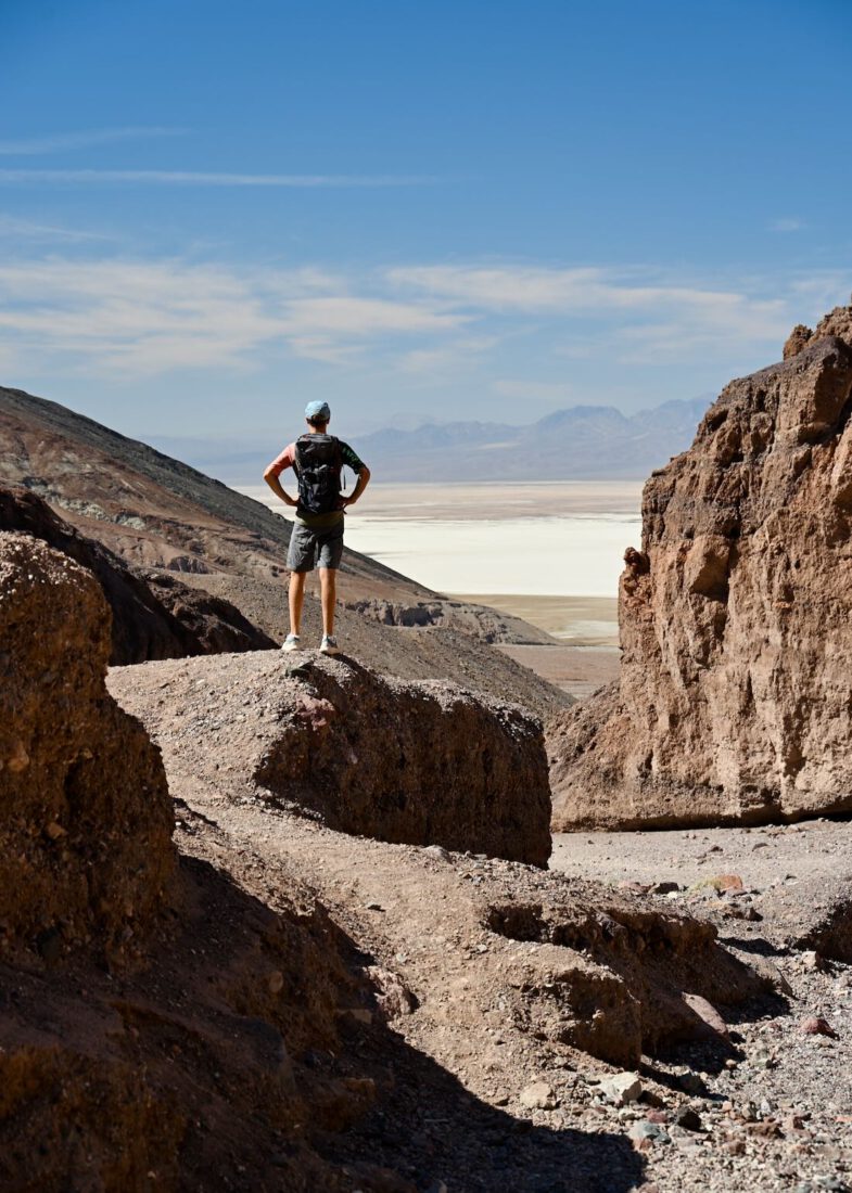 Flo blick auf Salzsee bei Natural Bridge im Death Valley
