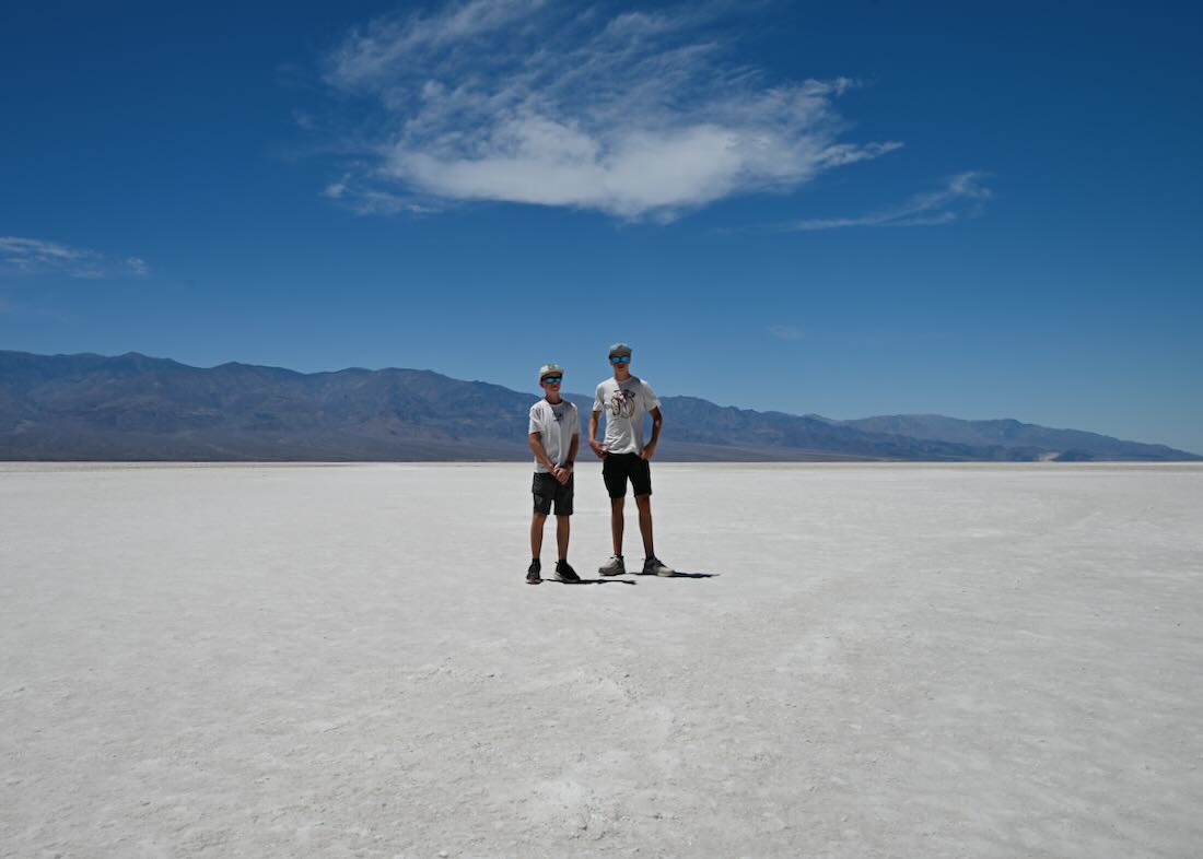Flo und Ben bei Bad Water Basin auf Salzsee in Death Valley