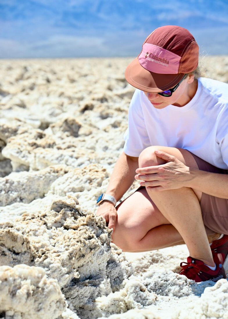 Melanie bei Devils Golf Course auf Salzsee in Death Valley